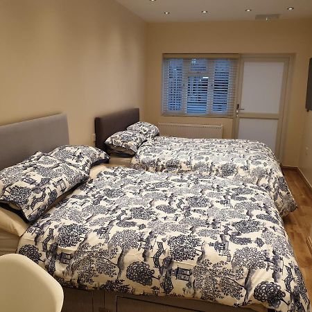 London Luxury Apartments 3 Bedroom Sleeps 8 With 3 Bathrooms 4 Mins Walk To Tube Free Parking Ilford Exteriör bild