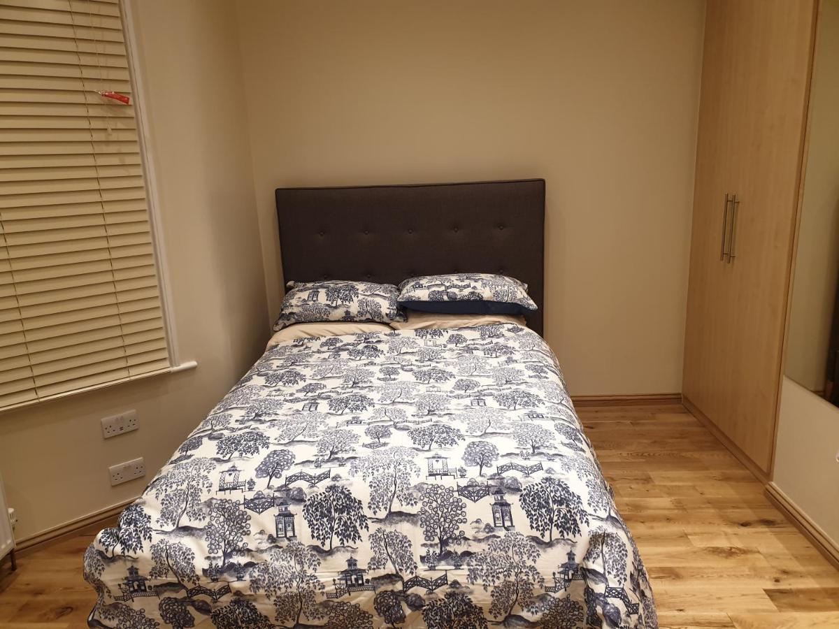 London Luxury Apartments 3 Bedroom Sleeps 8 With 3 Bathrooms 4 Mins Walk To Tube Free Parking Ilford Exteriör bild