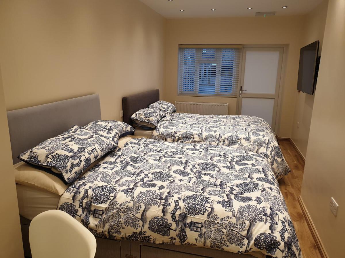 London Luxury Apartments 3 Bedroom Sleeps 8 With 3 Bathrooms 4 Mins Walk To Tube Free Parking Ilford Exteriör bild