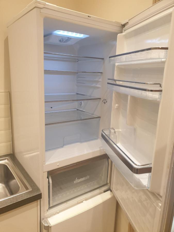 London Luxury Apartments 3 Bedroom Sleeps 8 With 3 Bathrooms 4 Mins Walk To Tube Free Parking Ilford Exteriör bild
