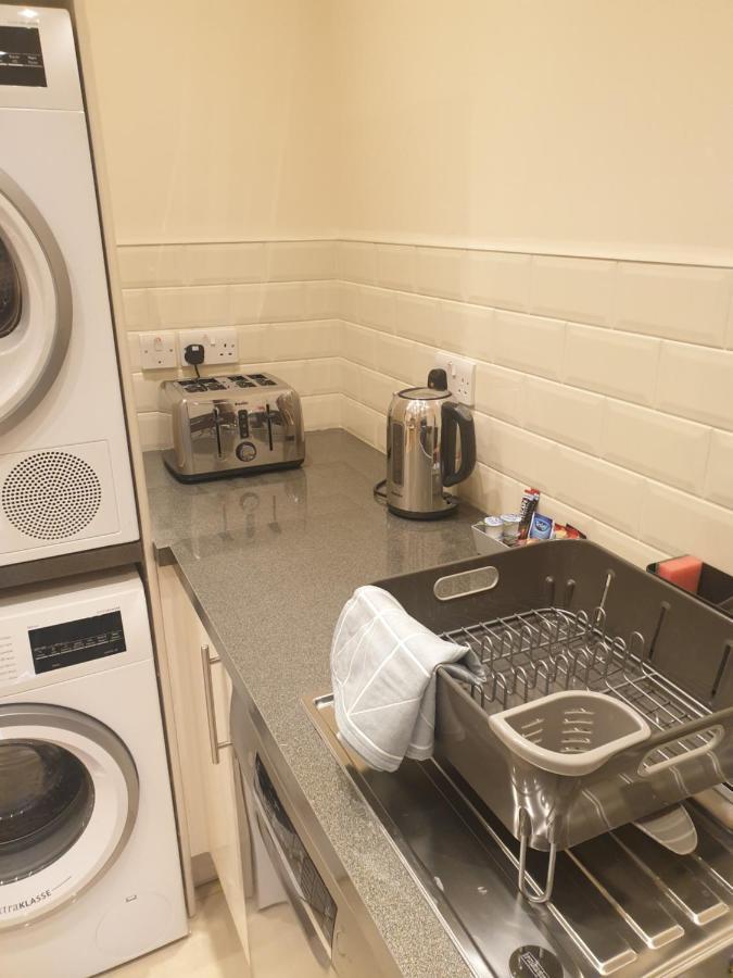 London Luxury Apartments 3 Bedroom Sleeps 8 With 3 Bathrooms 4 Mins Walk To Tube Free Parking Ilford Exteriör bild
