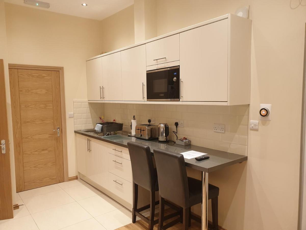 London Luxury Apartments 3 Bedroom Sleeps 8 With 3 Bathrooms 4 Mins Walk To Tube Free Parking Ilford Exteriör bild