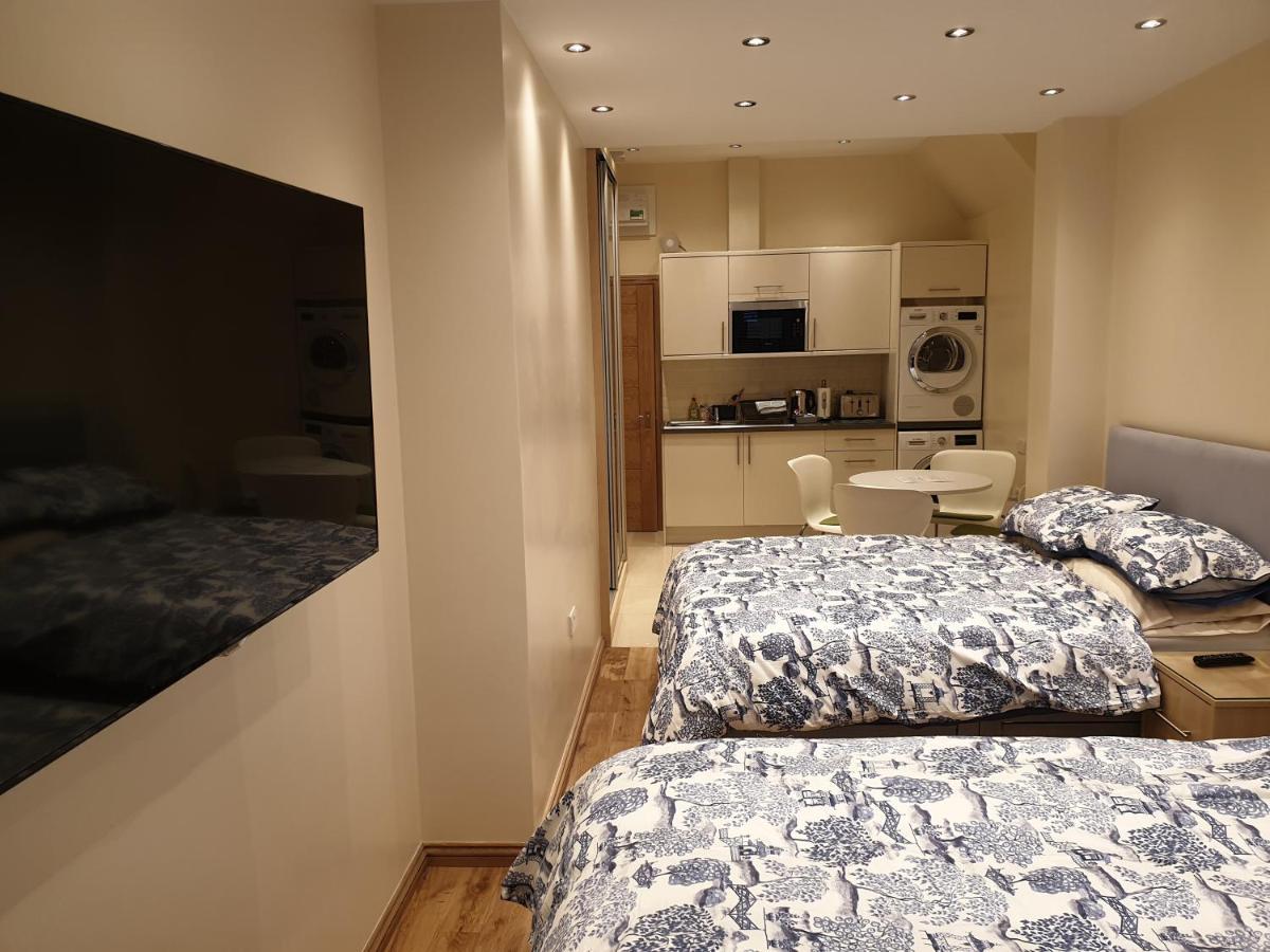 London Luxury Apartments 3 Bedroom Sleeps 8 With 3 Bathrooms 4 Mins Walk To Tube Free Parking Ilford Exteriör bild