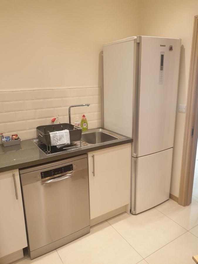 London Luxury Apartments 3 Bedroom Sleeps 8 With 3 Bathrooms 4 Mins Walk To Tube Free Parking Ilford Exteriör bild