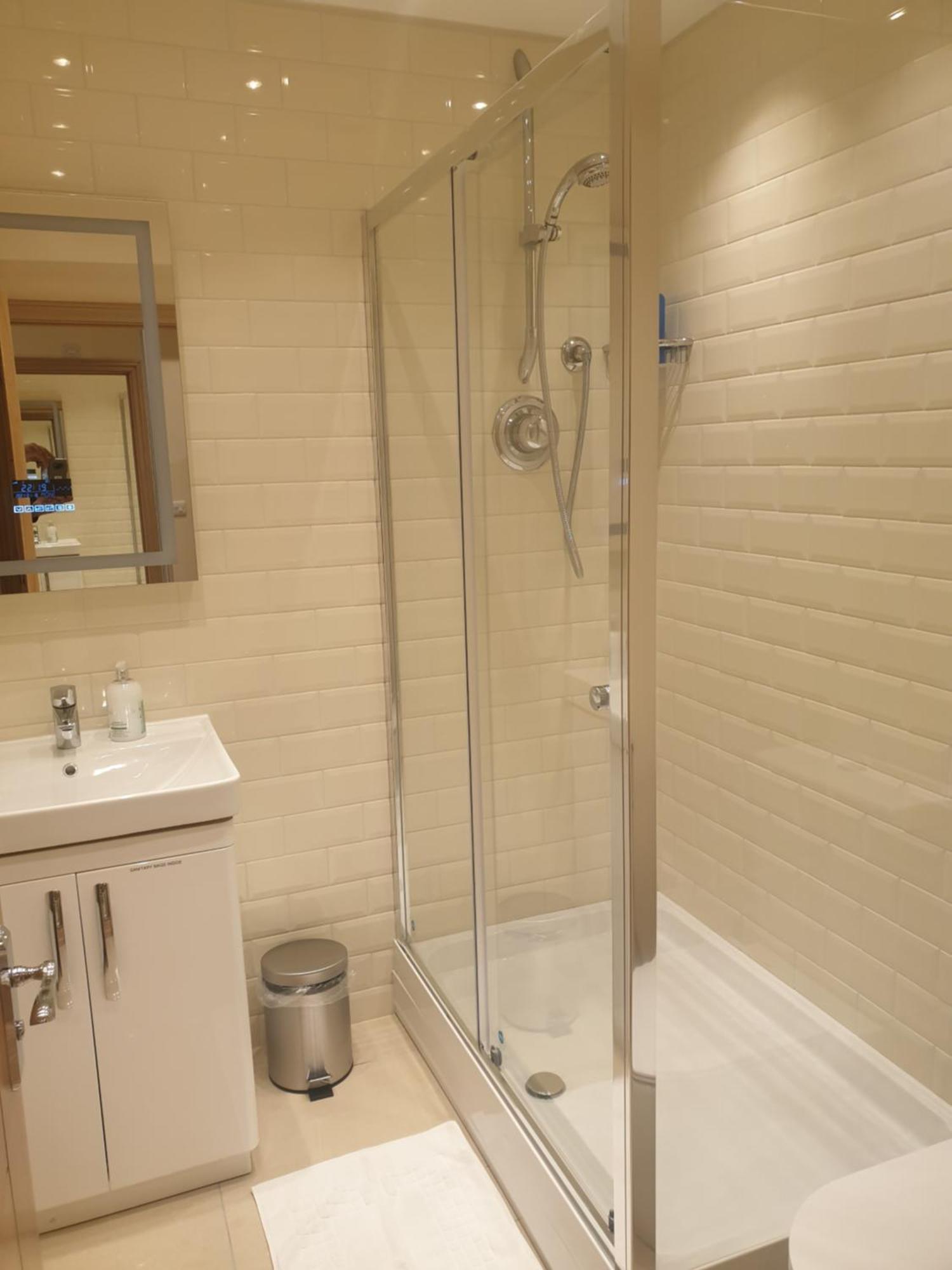 London Luxury Apartments 3 Bedroom Sleeps 8 With 3 Bathrooms 4 Mins Walk To Tube Free Parking Ilford Exteriör bild