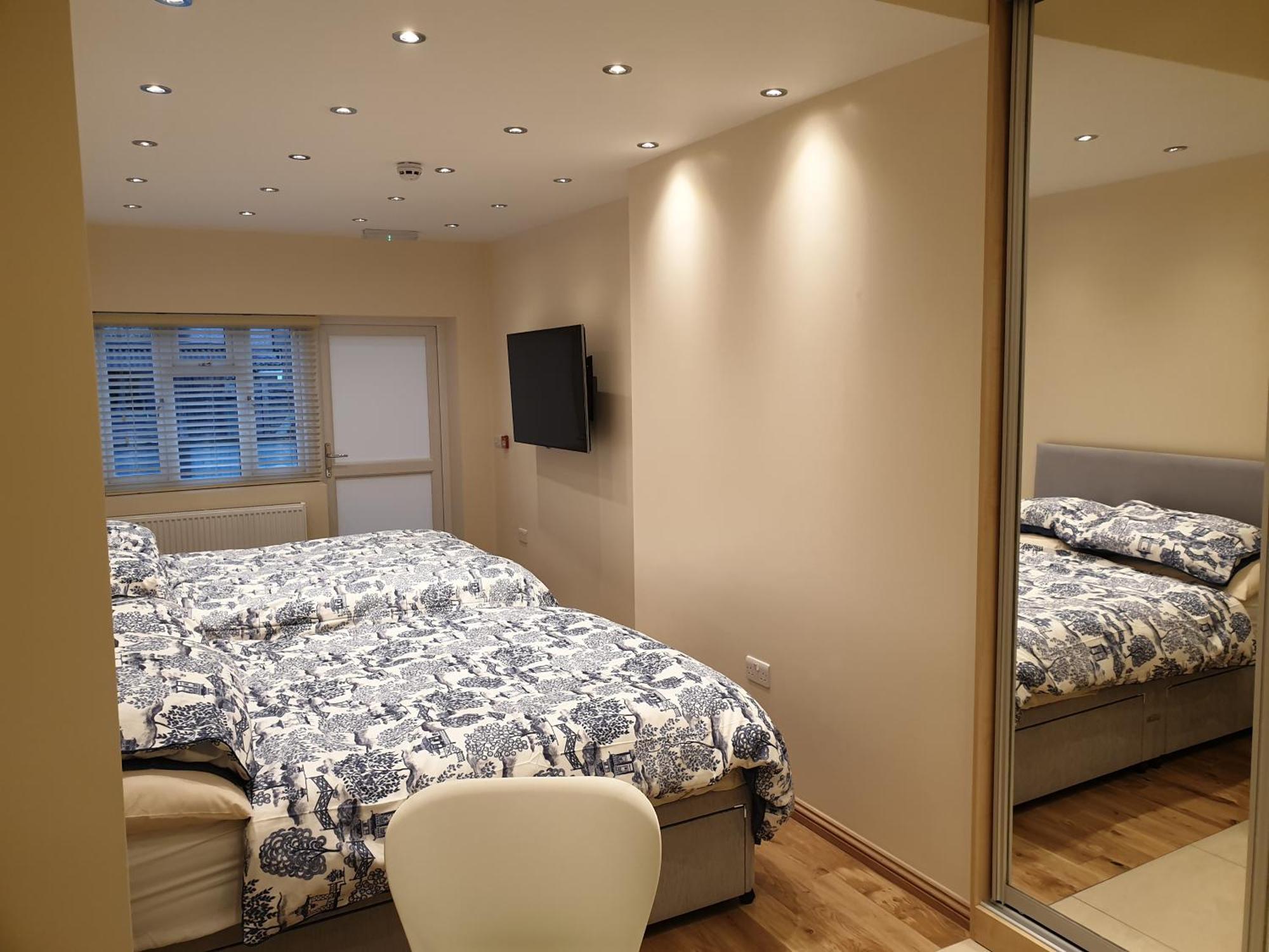 London Luxury Apartments 3 Bedroom Sleeps 8 With 3 Bathrooms 4 Mins Walk To Tube Free Parking Ilford Exteriör bild