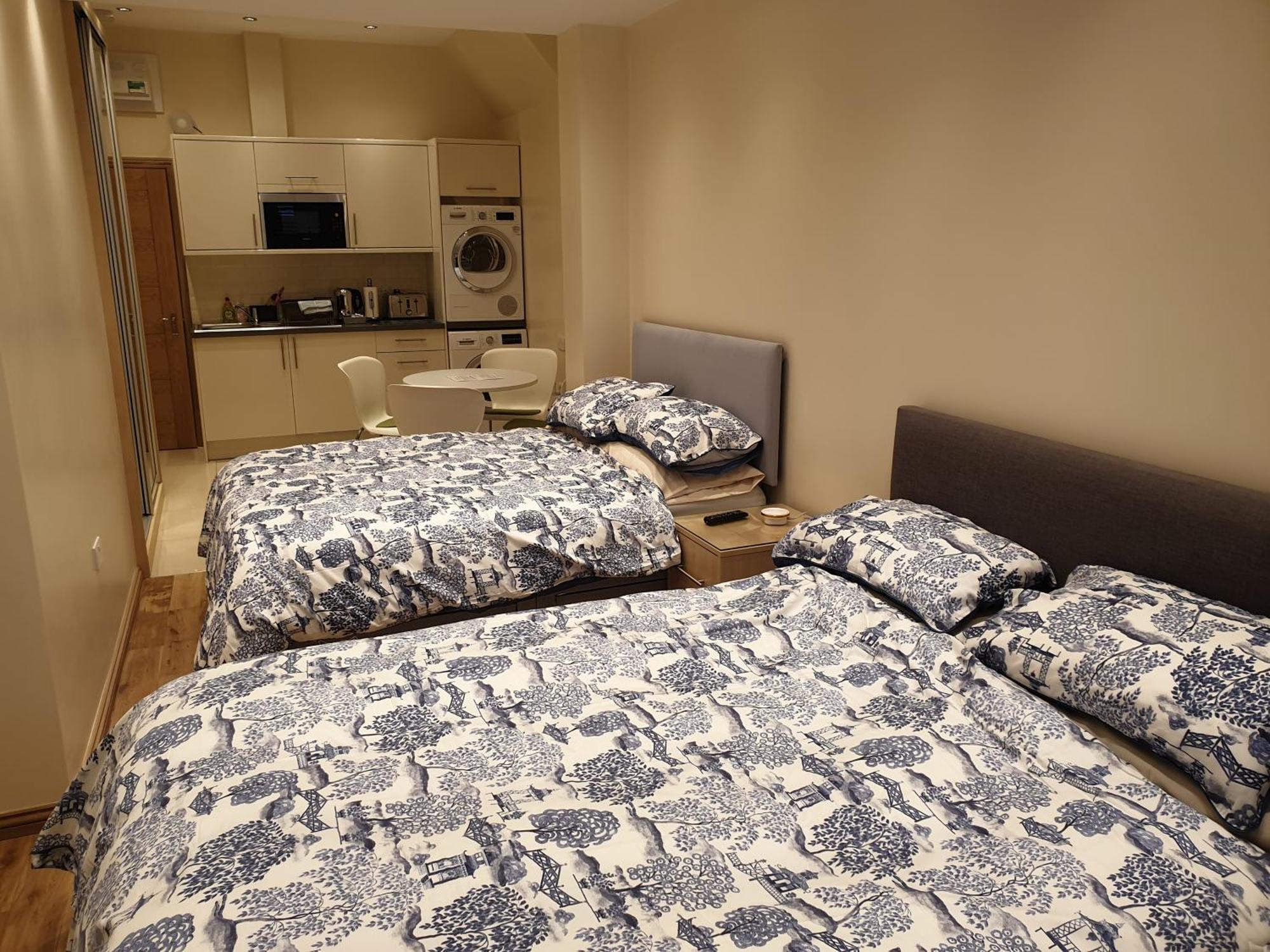 London Luxury Apartments 3 Bedroom Sleeps 8 With 3 Bathrooms 4 Mins Walk To Tube Free Parking Ilford Exteriör bild