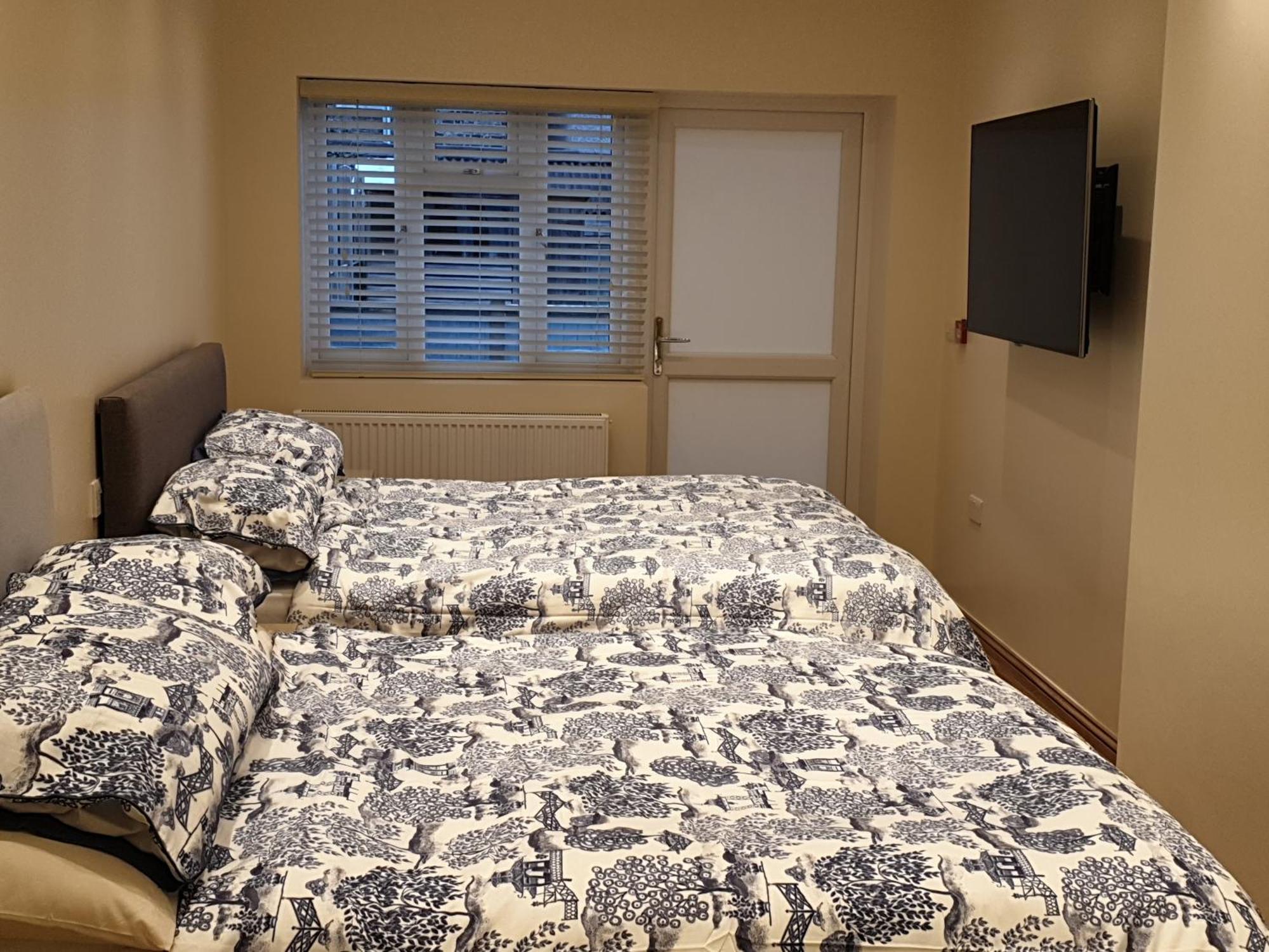 London Luxury Apartments 3 Bedroom Sleeps 8 With 3 Bathrooms 4 Mins Walk To Tube Free Parking Ilford Exteriör bild